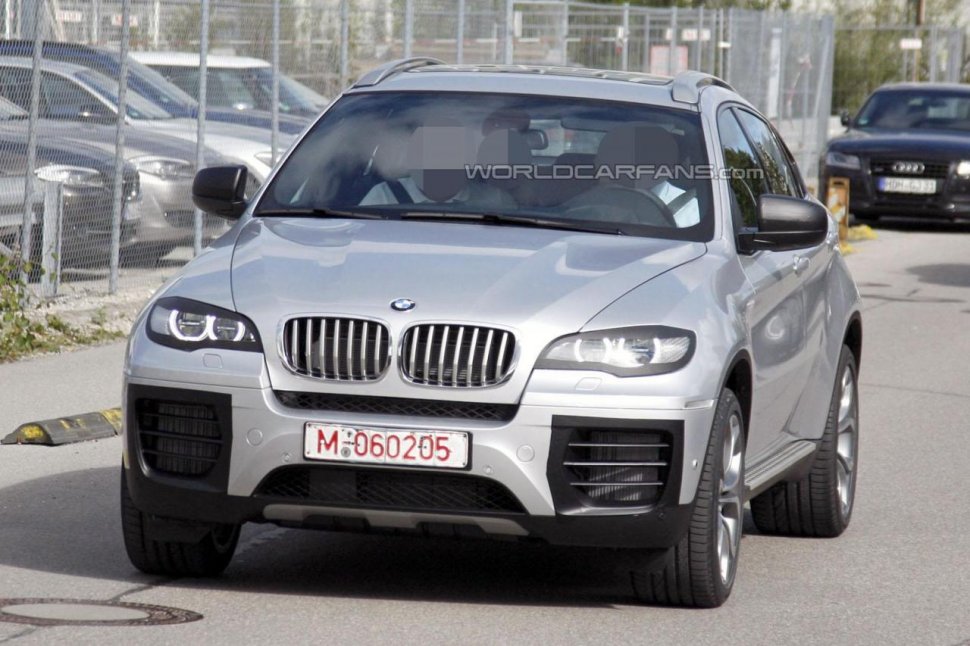 BMW X6 cu facelift, surprins în imagini spion aproape fără camuflaj