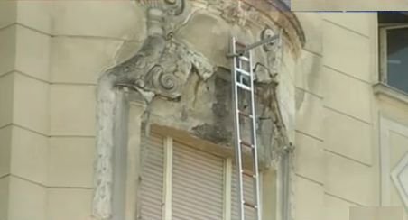 Cluj-Napoca. Trei copii răniţi, după ce tencuiala unui balcon s-a prăbuşit peste ei