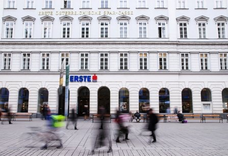   Urmatoarele 24 de ore vor aduce oferta Erste pentru SIF-uri: Austriecii decid in Consiliul de Administratie cat vor oferi pe actiunile BCR. Bancherii de la Rothschild vin cu evaluarea finala