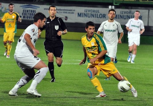 Fără antrenor, CS Mioveni a învins cu 2-1 pe Sportul Studenţesc