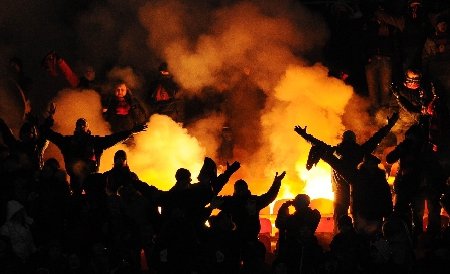 Fanii echipei Dinamo au bombardat stadionul din Ştefan cel Mare cu torţe şi petarde
