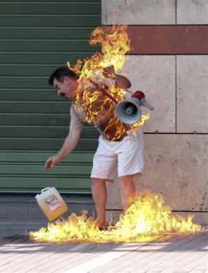 Vieţi distruse şi gesturi extreme: Un grec şi-a dat foc în faţa băncii; nu a obţinut renegocierea ratelor 108134