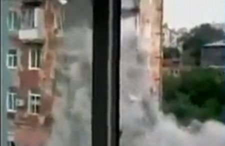 Imagini şocante: O clădire veche din Rusia s-a prăbuşit 
