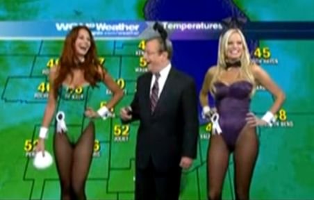 Două Miss Playboy, superbe şi dezinhibate, îşi fac de cap cu prezentatorul de la meteo în timpul emisiunii