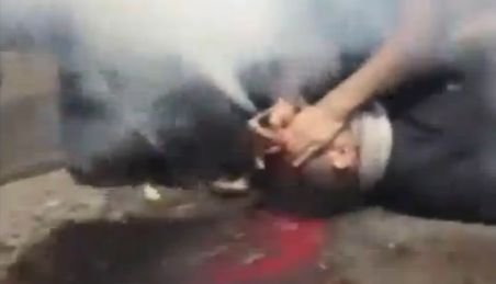 Înregistrare şocantă. Un protestatar yemenit, împuşcat în frunte cu o fumigenă
