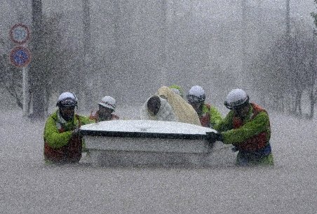 Taifunul Roke a lovit Japonia. Patru persoane au murit, peste un milion sunt sfătuite să evacueze