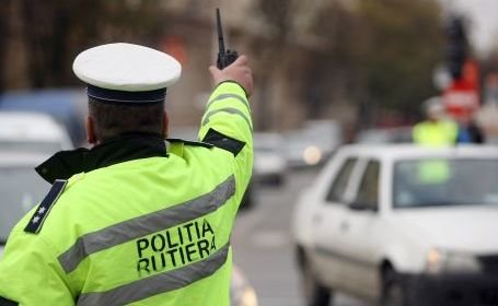 Craiova. Un poliţist care dirija traficul a fost lovit de o maşină