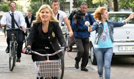 Elena Udrea a venit cu bicicleta la muncă pentru a marca Ziua Europeană Fără Maşini
