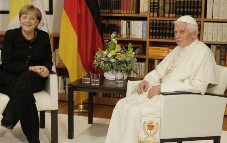 Papa Benedict al XVI-lea a ajuns în Germania. Zeci de persoane au protestat faţă de vizita Suveranului Pontif