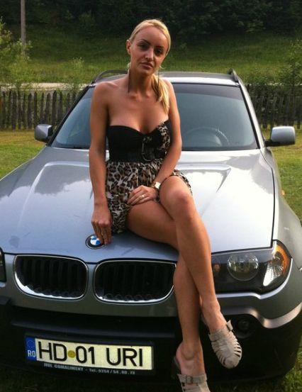 Nevasta şi consiliera primarului din Uricani, în ipostaze sexy pe internet 108749