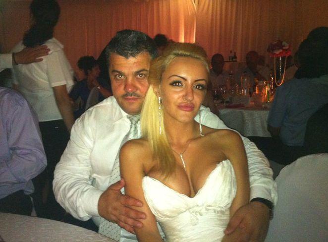 Nevasta şi consiliera primarului din Uricani, în ipostaze sexy pe internet 108750