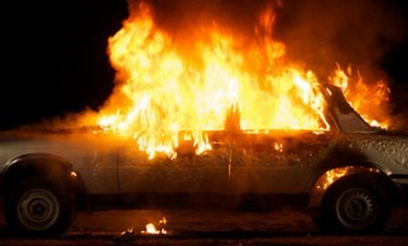 O maşină de lux a luat foc în Târgovişte. Focul s-a extins şi la un alt autovehicul