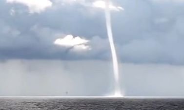 Imagini inedite: O tornadă de apă s-a format deasupra lacului Michigan