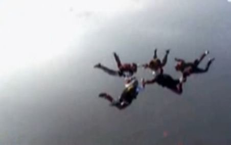 Opt românce au stabilit un record în premieră: Au sărit cu paraşutele de la 5.000 de metri altitudine