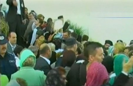 Pelerinii s-au călcat în picioare pentru a intra în altarul unei biserici din Arad. A fost nevoie de intervenţia jandarmilor