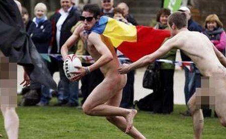 Steagul României, batjocorit în Noua Zeelandă: Mai mulţi studenţi au jucat rugby îmbrăcaţi doar în drapelul ţării noastre