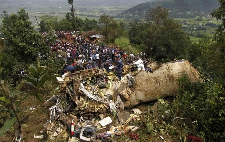 Un avion cu turişti s-a prăbuşit în Nepal. Imagini şocante de la locul accidentului