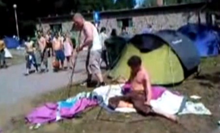 Te crăcănezi de râs: Doi tineri beţi criţă încearcă să monteze un cort. Vezi ce a ieşit