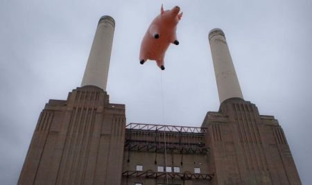 Porcii chiar zboară! Un porc roz a fost văzut deasupra Londrei