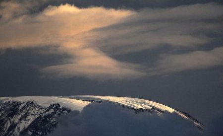 Trei români au urcat muntele Kilimanjaro, la peste 5.800 de metri înălţime