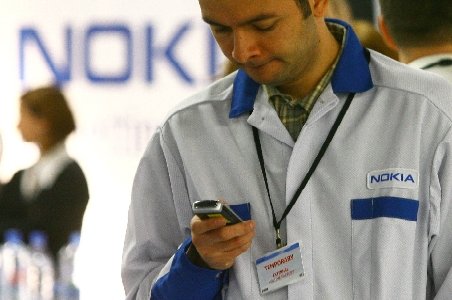 Cluj. Angajaţii Nokia, convocaţi la o şedinţă de conducere. Un număr mare de oameni ar putea fi concediaţi