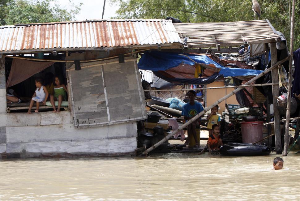Inundaţii în statul american Virginia. Maşini acoperite de apă şi oameni sechestraţi în case 109386