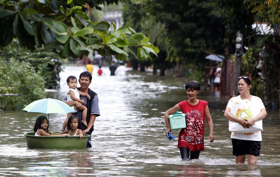 Inundaţii în statul american Virginia. Maşini acoperite de apă şi oameni sechestraţi în case 109387