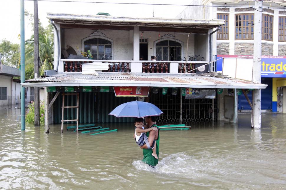 Inundaţii în statul american Virginia. Maşini acoperite de apă şi oameni sechestraţi în case 109388