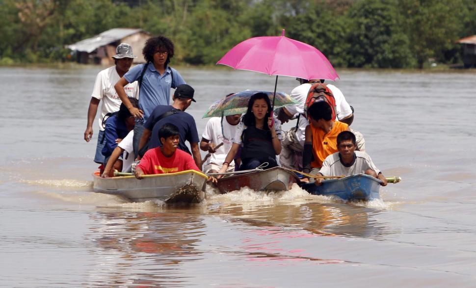Inundaţii în statul american Virginia. Maşini acoperite de apă şi oameni sechestraţi în case 109389