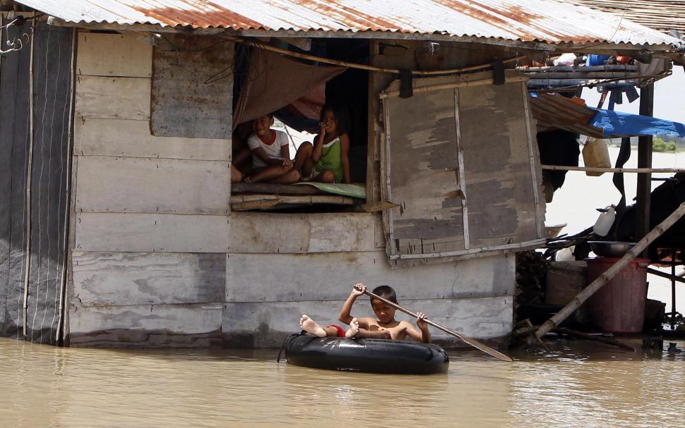 Inundaţii în statul american Virginia. Maşini acoperite de apă şi oameni sechestraţi în case 109390