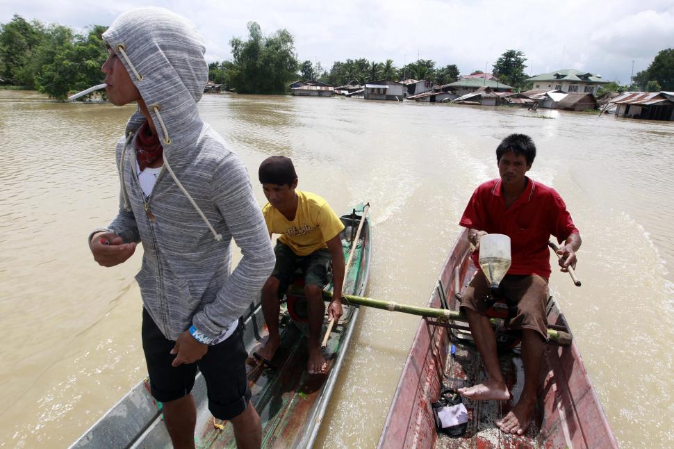 Inundaţii în statul american Virginia. Maşini acoperite de apă şi oameni sechestraţi în case 109391