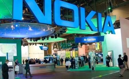 Nokia sterge cu buretele 5% din exporturi si 2.000 de locuri de munca, dar pleaca din Romania cu un profit minim de 35 mil. euro. Cum isi impart vina statul si Nokia