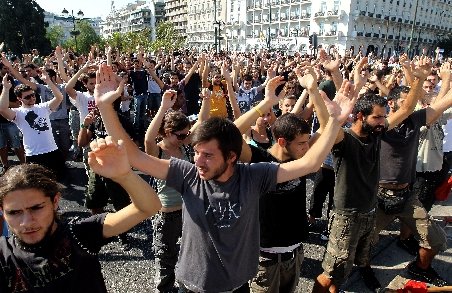 Protestatarii greci au blocat mai multe sedii de ministere, la Atena, în tentativa de a le ocupa