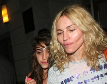 Rişti să orbeşti. Vezi cum arată vedetele înainte şi după dezastrul bisturiului. GALERIE FOTO 109369