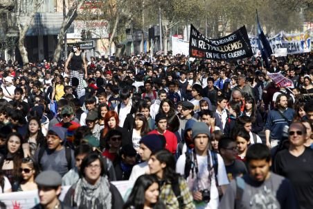 Ciocniri violente între studenţii chilieni şi forţele de ordine, înaintea negocierilor cu Guvernul. Protestele durează de cinci luni