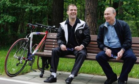 Medvedev face loc pentru venirea lui Putin la putere, dar neagă că alegerile ar fi deja stabilite