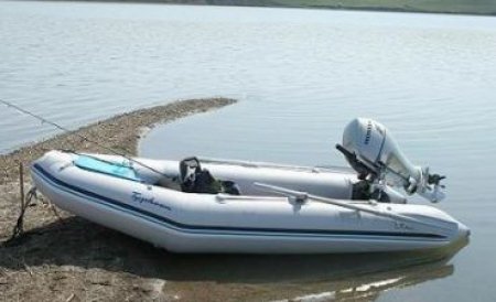 Trei oameni de afaceri şi un copil de 10 ani, atacaţi în timp se plimbau cu barca pe lacul Taşaul
