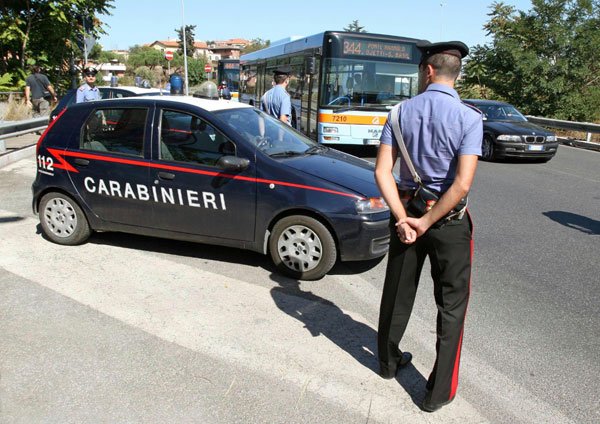 Trei români se dădeau drept poliţişti şi jefuiau turiştii la Roma
