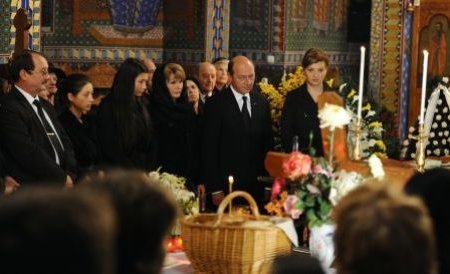Preşedintele Traian Băsescu a participat la parastasul de un an al mamei sale