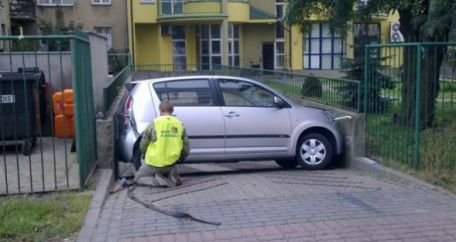 O femeie de 67 de ani a blocat cu maşina o alee, pentru că &quot;nu a estimat bine&quot;