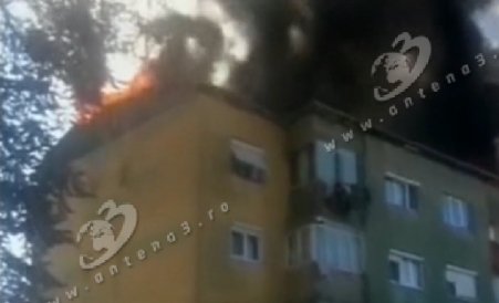 Acoperişul unui bloc din judeţul Bihor a ars în întregime