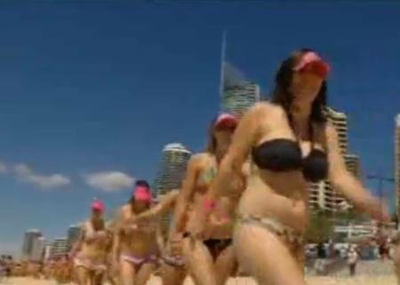 Ăsta da paradis! 357 de femei în bikini au bătut recordul pentru cea mai mare paradă