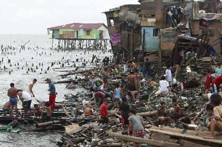 Două taifunuri devastează Filipine. Zeci de mii de oameni sunt sinistraţi. Galerie Foto