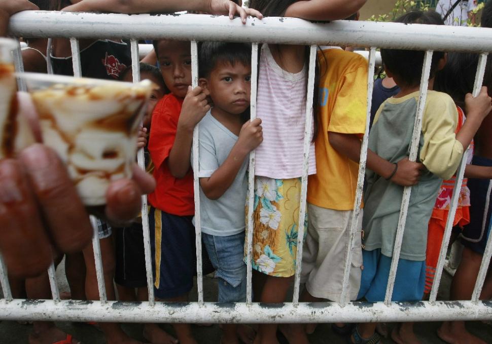 Două taifunuri devastează Filipine. Zeci de mii de oameni sunt sinistraţi. Galerie Foto 109772