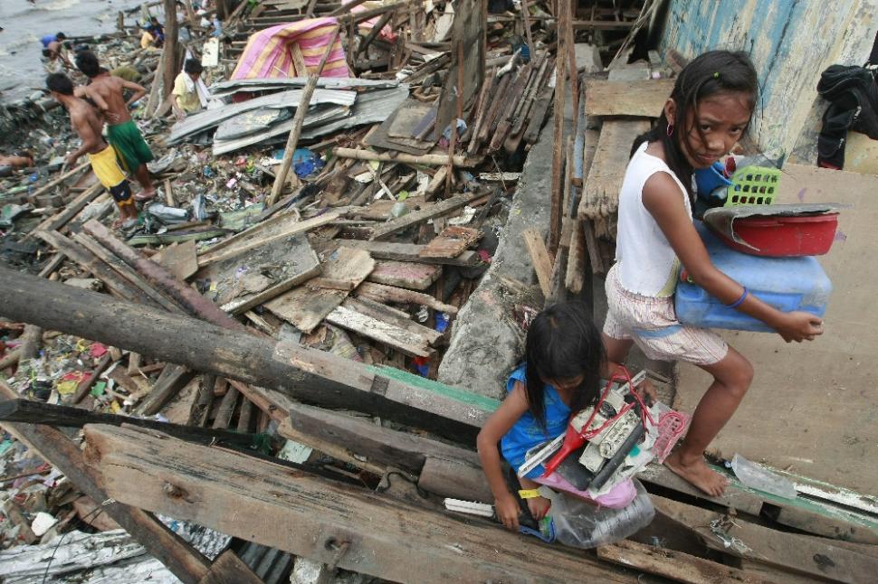 Două taifunuri devastează Filipine. Zeci de mii de oameni sunt sinistraţi. Galerie Foto 109773