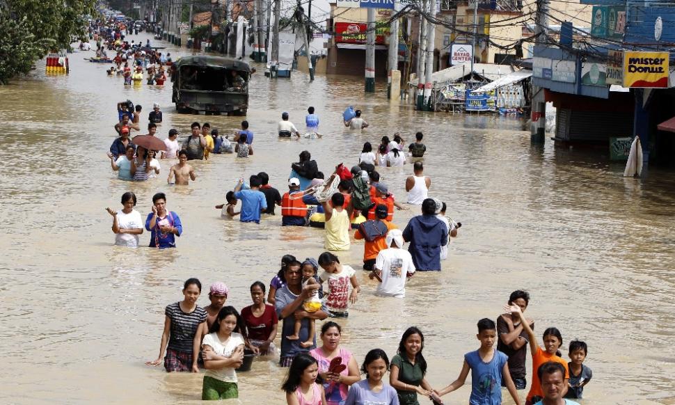 Două taifunuri devastează Filipine. Zeci de mii de oameni sunt sinistraţi. Galerie Foto 109775