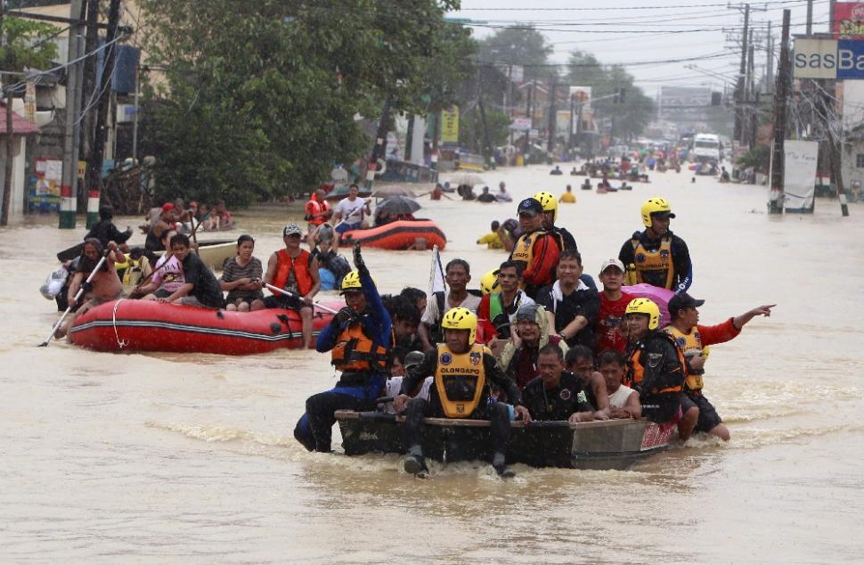Două taifunuri devastează Filipine. Zeci de mii de oameni sunt sinistraţi. Galerie Foto 109778
