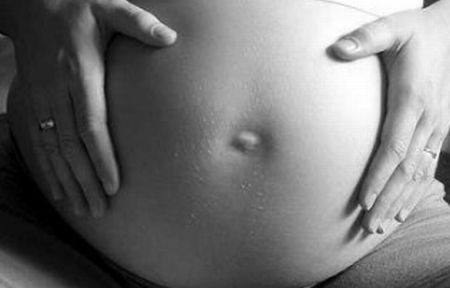 Fugă de răspundere? O gravidă de 41 de ani şi 140 de kilograme, plimbată prin spitale