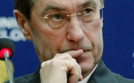 Ministrul francez de interne îi atacă din nou pe români: Sunt deosebit de cruzi. Se folosesc de copii ca să facă bani