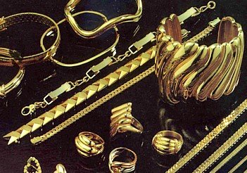 Trei bărbaţi din Cluj au vândut bijuterii din plumb drept aur. Pagubele se ridică la 250.000 de lei